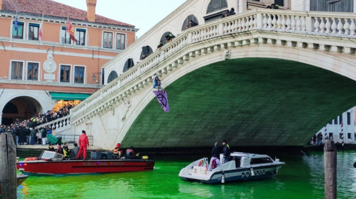 Venecija i dalje na meti ekoloških aktivista: Obojili Veliki kanal u fluorescentno zelenu boju