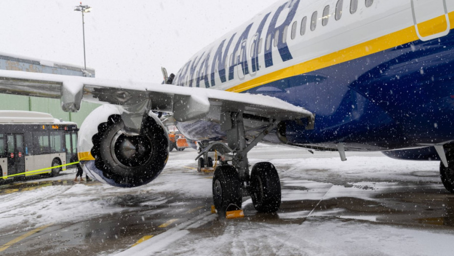 Evakuacija na aerodromu u Stokholmu: Putnici zbog dima iskakali iz aviona (VIDEO)