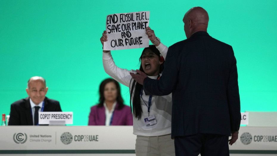 Aktivistkinja upala na govornicu na samitu COP28, publika joj aplaudirala