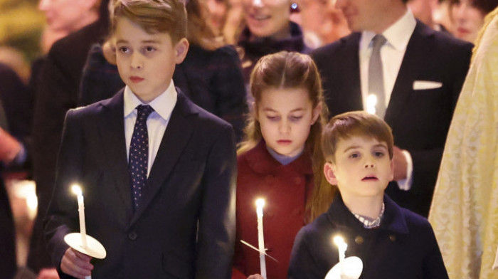 Deca princa Vilijama i Kejt Midlton pomagala u pakovanju božićnih poklona za humanitarnu organizaciju