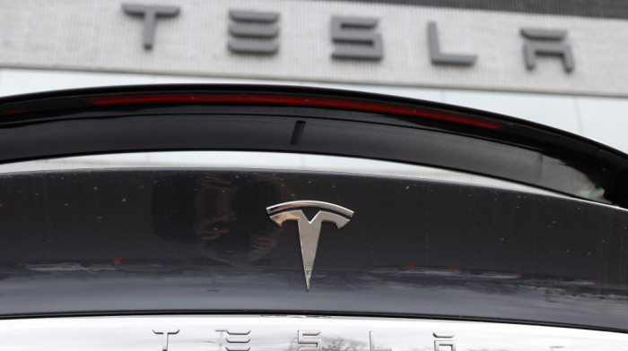 Tesla povukla sve modele automobila koje je prodala u SAD od 2012. godine: "Sistem autopilota moguće lako prevariti"