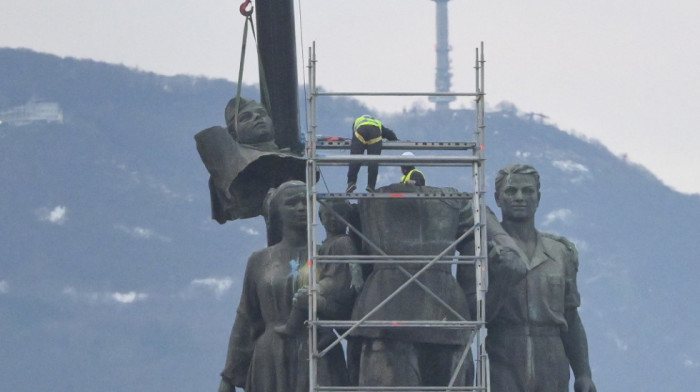 Sovjetski spomenici padaju širom Evrope: Posle duge rasprave, počelo demontiranje jednog od simbola Sofije