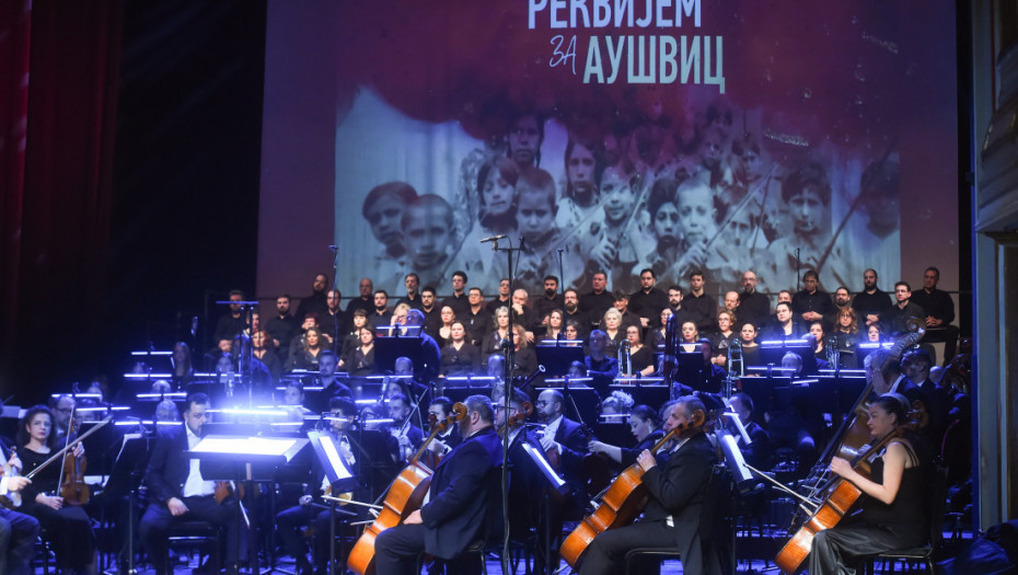 Održan koncert "Rekvijem za Aušvic" u Narodnom pozorištu: Tridesetak pari cipela simbolično na rubu pozornice