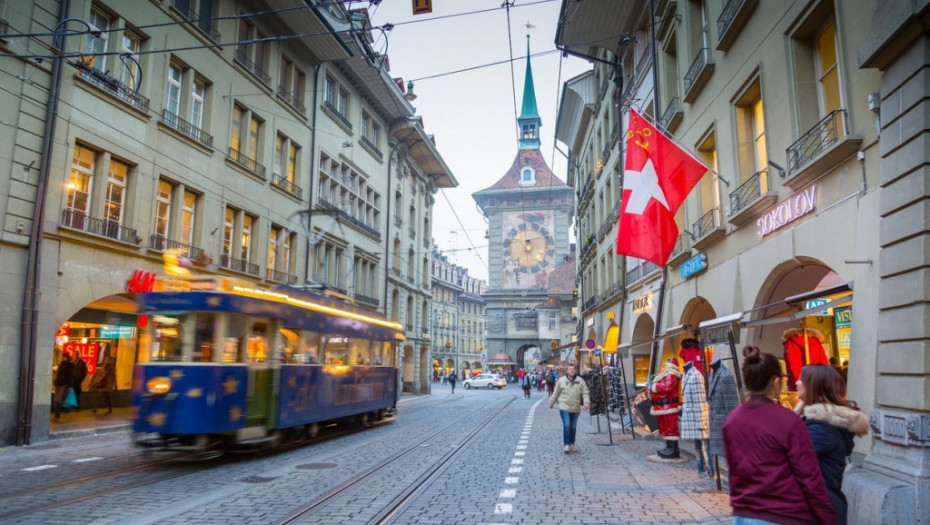 Švajcarska predlaže vraćanje duplih prezimena: "Bračni parovi da budu slobodni i biraju kako se zovu"