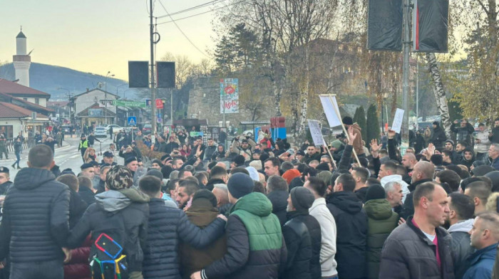 Protest građana u Novom Pazaru: Izbegnut incident između pristalica vlasti i opozicije