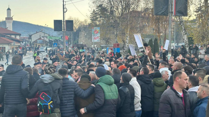Tenzije između pristalica lokalne vlasti i opozicije u Novom Pazaru nakon objavljivanja rezultata izbora