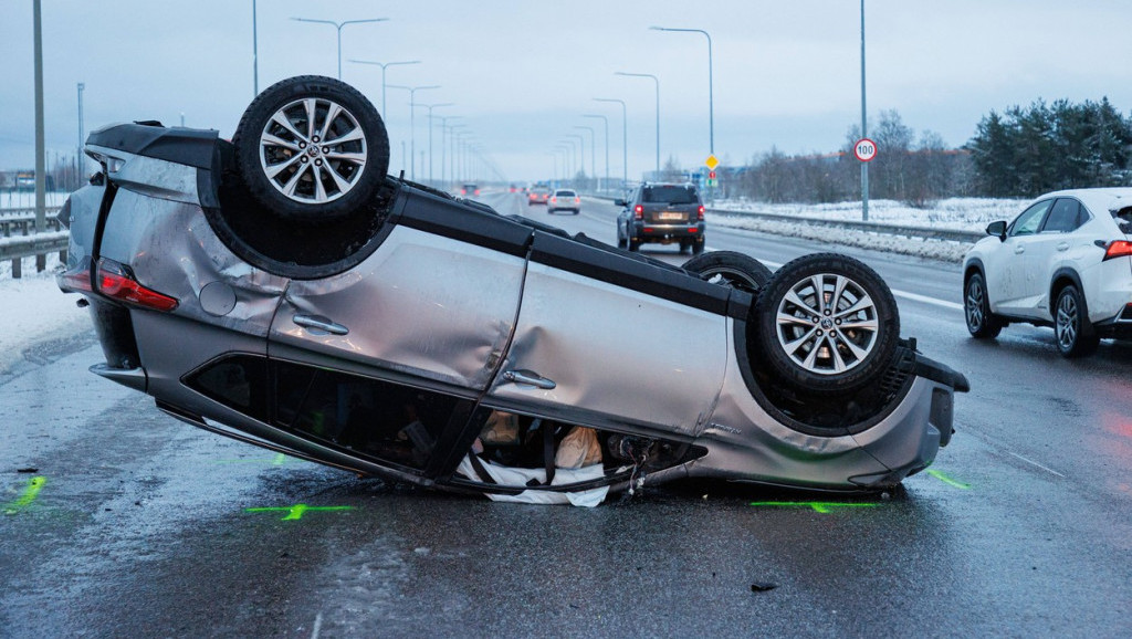 Teške saobraćajne nesreće u Hrvatskoj: Dve osobe stradale, automobil se prevrnuo na krov