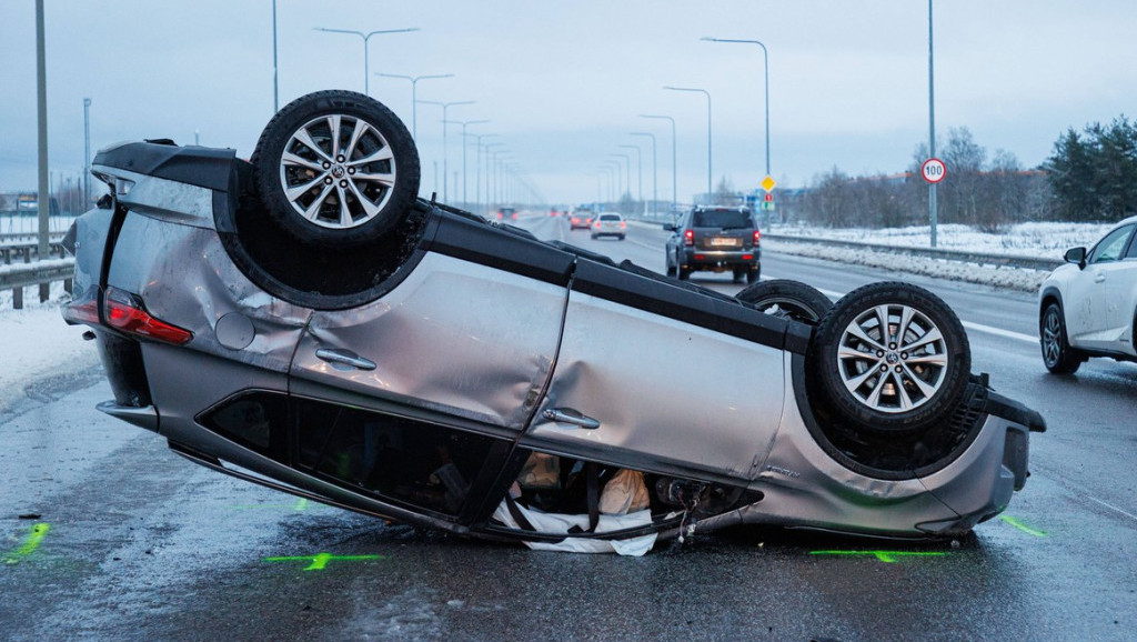 Teške saobraćajne nesreće u Hrvatskoj: Dve osobe stradale, automobil se prevrnuo na krov