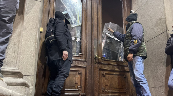 Deveta osoba priznala nasilničko ponašanje tokom protesta ispred RIK-a