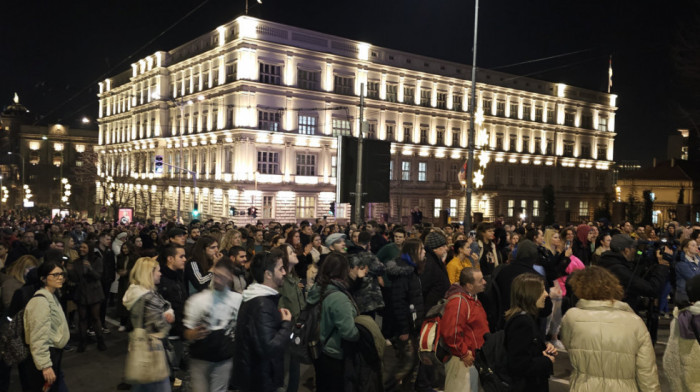 Postizborna kriza iznedrila novo pitanje: Šta ako odbornici i poslanici opozicije ne preuzmu mandate?