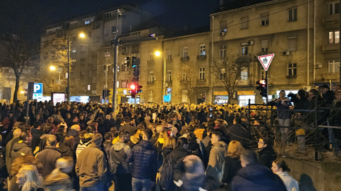 Završen osmi protest u Beogradu: Okupljeni ispred policijske stanice tražili oslobađanje uhapšenih