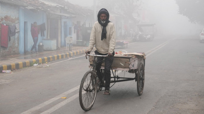 Hladnoća i gusta magla izazvali saobraćajni haos u Nju Delhiju: Glavni grad Indije danas najzagađeniji na svetu