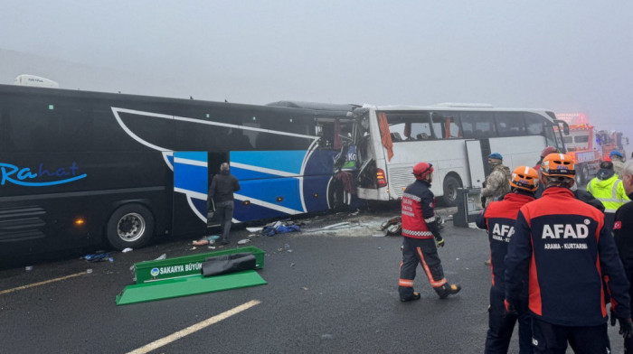 Najmanje 11 poginulo, a više od 50 povređeno u teškoj saobraćajnoj nesreći u Turskoj