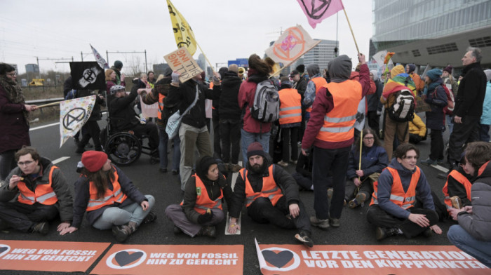 U Amsterdamu protest aktivista protiv klimatskih promena i blokada saobraćajnice