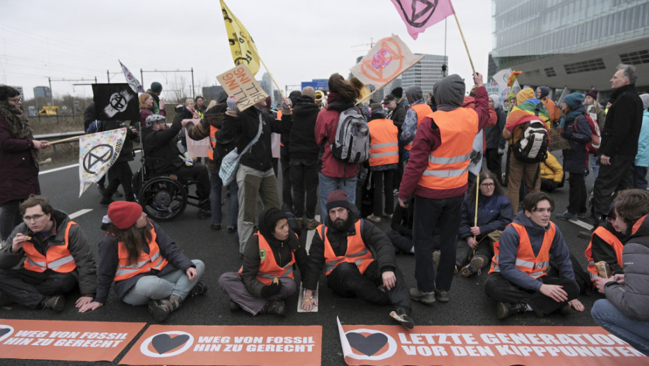 U Amsterdamu protest aktivista protiv klimatskih promena i blokada saobraćajnice