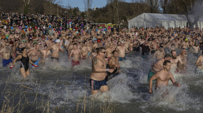 Novogodišnje kupanje u hladnom moru: Rekordnih 65.000 ljudi na tradicionalnom okupljanju u Holandiji