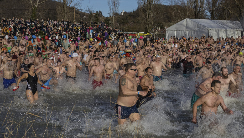 Novogodišnje kupanje u hladnom moru: Rekordnih 65.000 ljudi na tradicionalnom okupljanju u Holandiji