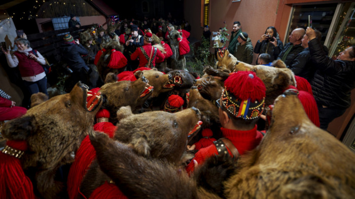 Običaj star vekovima: Na stotine "medveda" u malom rumunskom mestu priziva srećnu Novu godinu (FOTO)