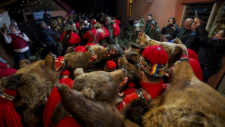 Običaj star vekovima: Na stotine "medveda" u malom rumunskom mestu priziva srećnu Novu godinu (FOTO)