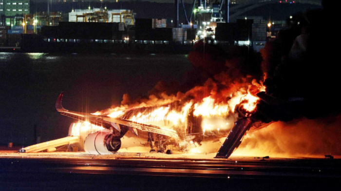 SUDAR NA PISTI U TOKIJU Putnički avion buknuo u plamen - evakuisano 379 putnika, petoro poginulo u spasilačkom (VIDEO)