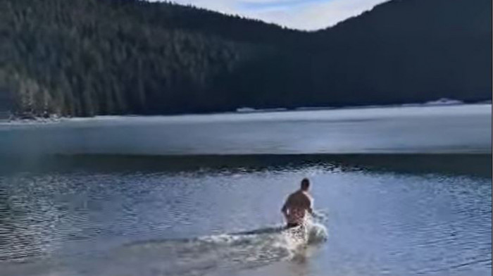 Novogodišnje kupanje u Crnom jezeru na Žabljaku (VIDEO)