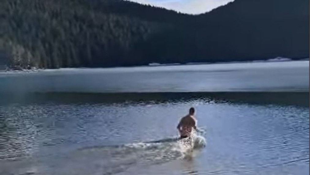 Novogodišnje kupanje u Crnom jezeru na Žabljaku (VIDEO)