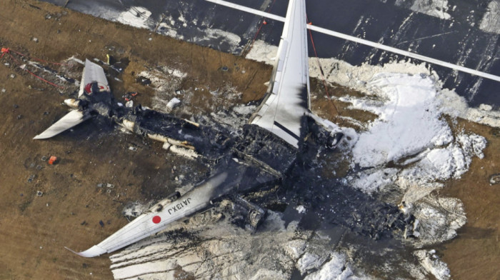 Dan nakon sudara aviona u Tokiju: Počinju odvojene istrage, nejasno šta je letelica obalske straže radila na pisti
