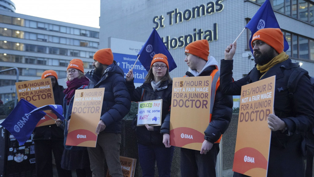 Štrajk lekara u Velikoj Britaniji: Specijalisti prihvatili povišice, niži doktori i pripravnici nastavljaju protest