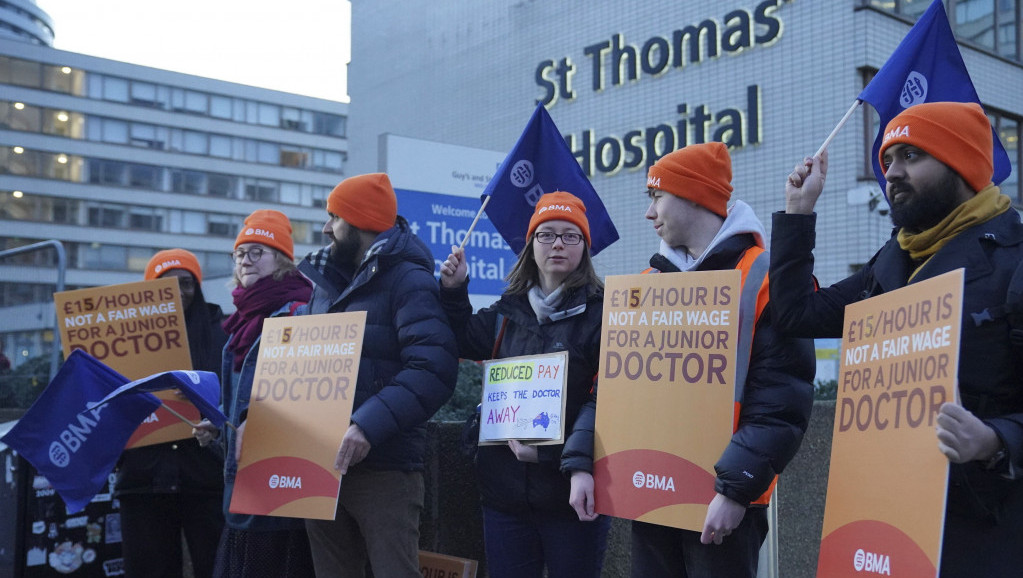 Štrajk lekara u Velikoj Britaniji: Specijalisti prihvatili povišice, niži doktori i pripravnici nastavljaju protest