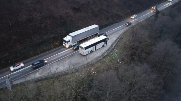 Teška saobraćajna nesreća kod Čačka: Automobi udario u divlju svinju, pa u autobus, poginuo mladić (18)