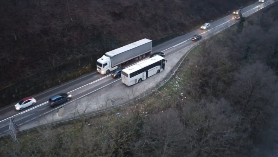 Teška saobraćajna nesreća kod Čačka: Automobi udario u divlju svinju, pa u autobus, poginuo mladić (18)