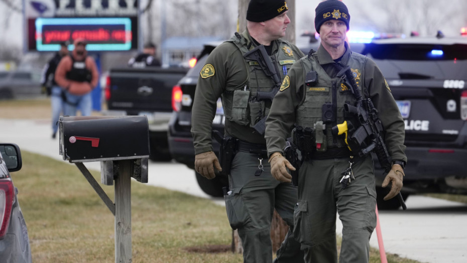 Potraga za masovnim ubicom u Kaliforniji: Ubijene četiri osobe od kojih troje dece, 11 osoba ranjeno