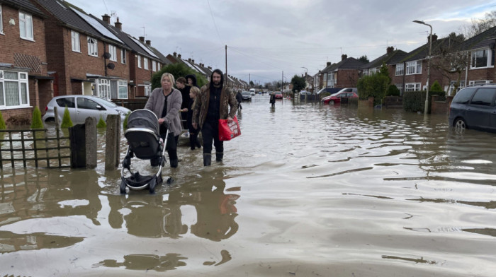 Oluja Henk tutnji Engleskom i Velsom: Poginule tri osobe, naređena evakuacija zbog poplava