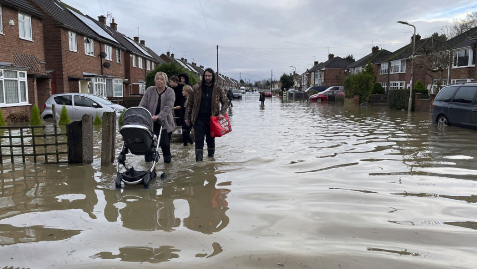 Oluja Henk tutnji Engleskom i Velsom: Poginule tri osobe, naređena evakuacija zbog poplava