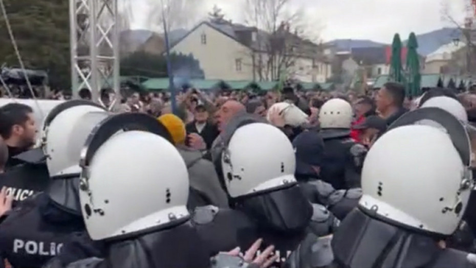 Policija sprečila sukob pristalica CPC na Cetinju: Mitropolit Joanikije pozvao na pomirenje svih vernika (VIDEO)