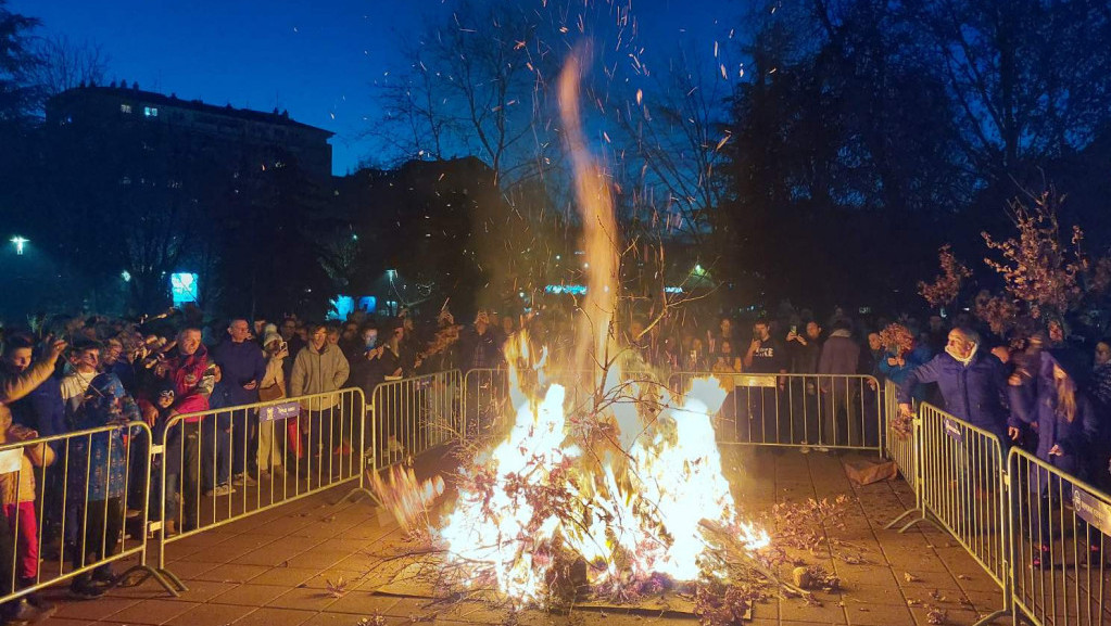 Paljenje badnjaka u Nišu: Slomljena česnica prečnika dva metra sa šest dukata