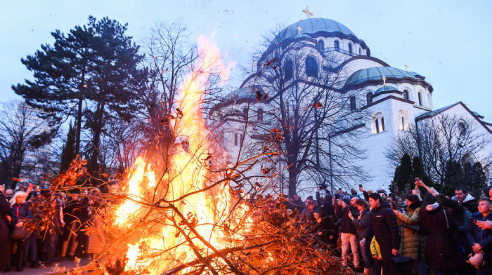 Paljenje badnjaka ispred hramova širom Srbije: Pravoslavni vernici obeležavaju Badnje veče, patrijarh na KiM