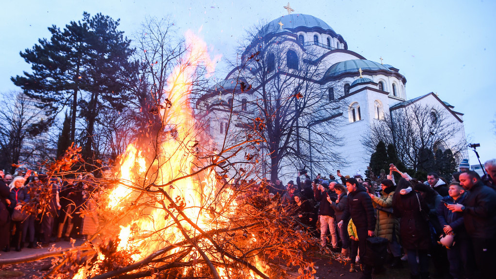 Paljenje badnjaka ispred hramova širom Srbije: Pravoslavni vernici obeležavaju Badnje veče, patrijarh na KiM