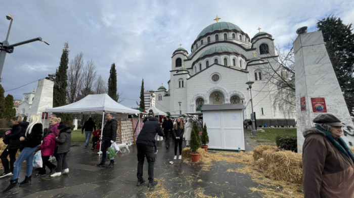 Hiljade vernika na tradicionalnom lomljenju česnice ispred Hrama Svetog Save: U njoj je bilo 33 zlatnika