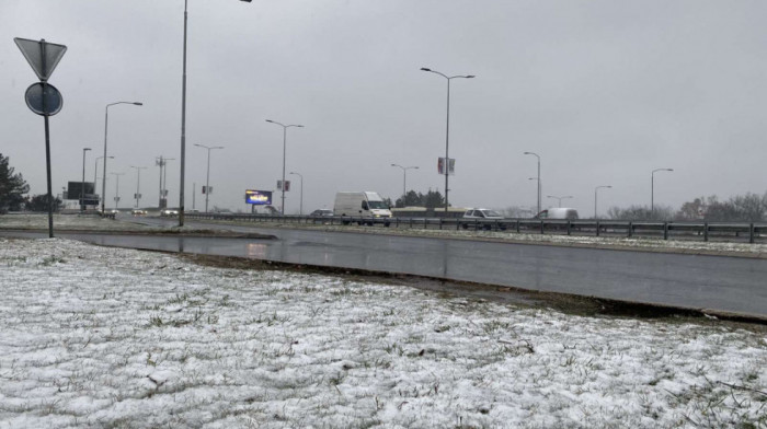 Putevi Srbije upozoravaju vozače: Oprez u vožnji, na pojedinim deonicama ima raskvašenog snega