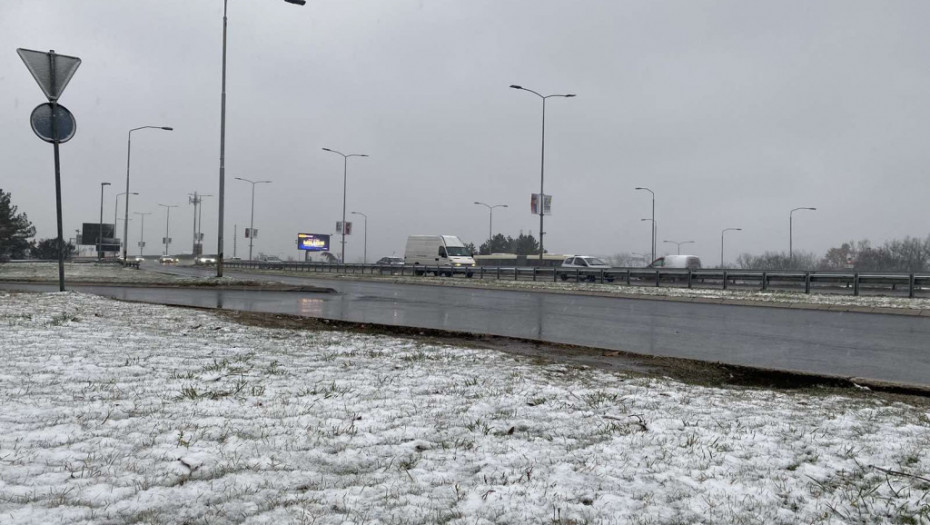 Putevi Srbije upozoravaju vozače: Na pojedinim deonicama ima snega do pet centimetara
