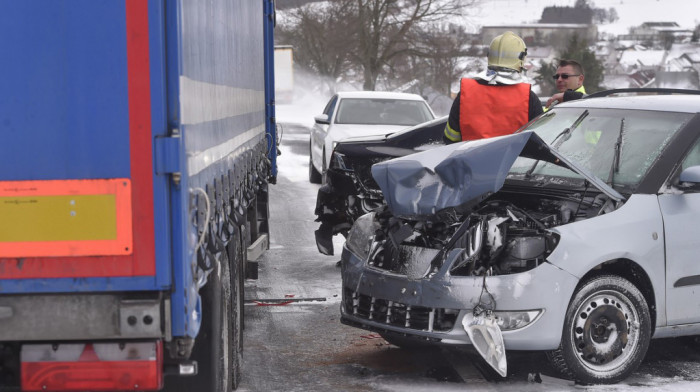 Kod isključenja Ruma-Šabac sudar više automobila i kamiona