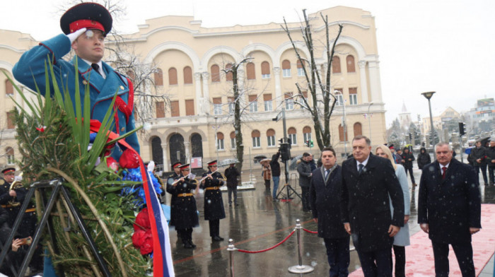 Dan Republike Srpske započet polaganjem venaca i cveća na spomen obeležja