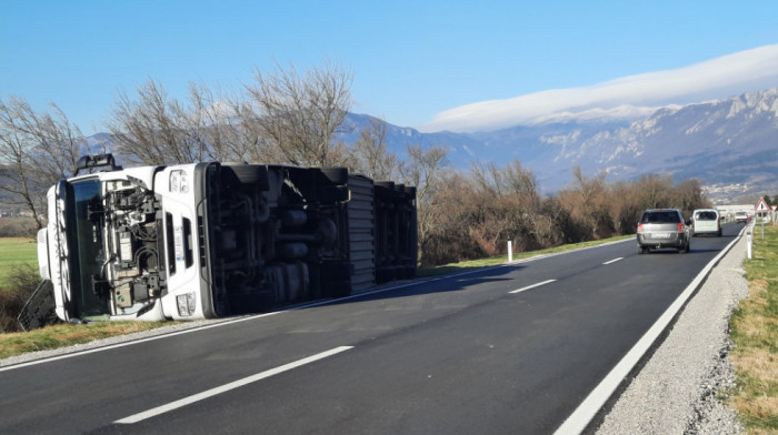 Snažna oluja prevrtala kamione u Sloveniji, jedan od njih iz Srbije