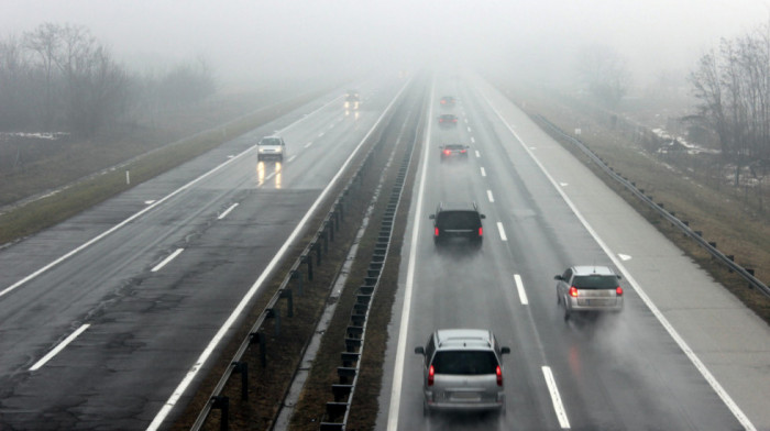Putevi Srbije: Vidljivost na pojedinim deonicama auto-puta smanjena na 50 i 100 metara zbog magle