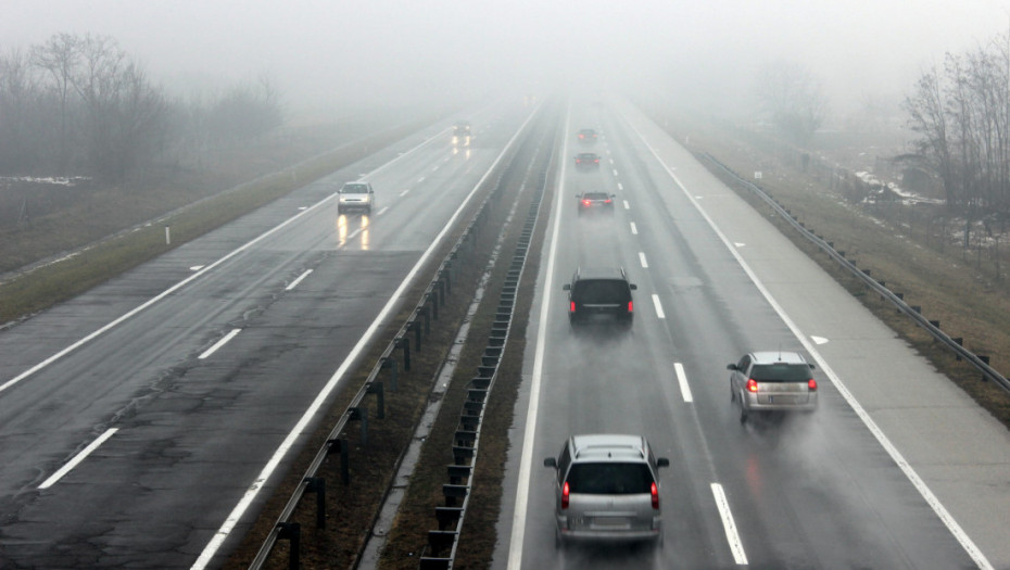 Putevi Srbije: Vidljivost na pojedinim deonicama auto-puta smanjena na 50 i 100 metara zbog magle