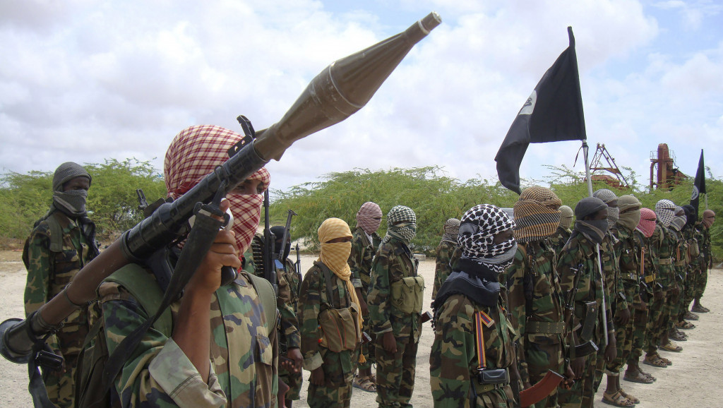 Najmanje 17 poginulih u napadu islamista Al Šababa na vojnu bazu u Somaliji