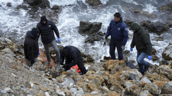 Tragedija kod Lezbosa: Nasukao se čamac s migrantima, dve osobe stradale, dve se vode kao nestale