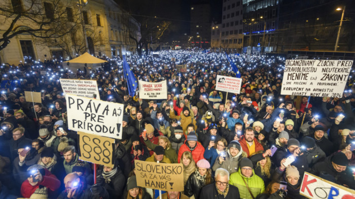 Hiljade ljudi na protestima širom Slovačke zbog namere premijera Fica da zatvori specijalno tužilaštvo