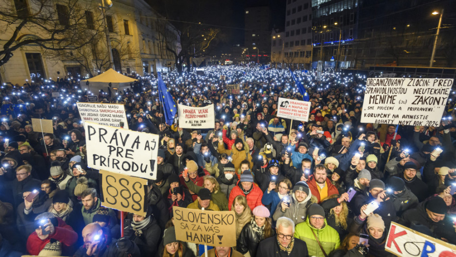 Hiljade ljudi na protestima širom Slovačke zbog namere premijera Fica da zatvori specijalno tužilaštvo